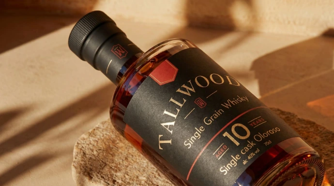 Tallwood Whisky 10 Jaar is een Single Grain whisky met diepe Oloroso-invloed en een eigen merkidentiteit.