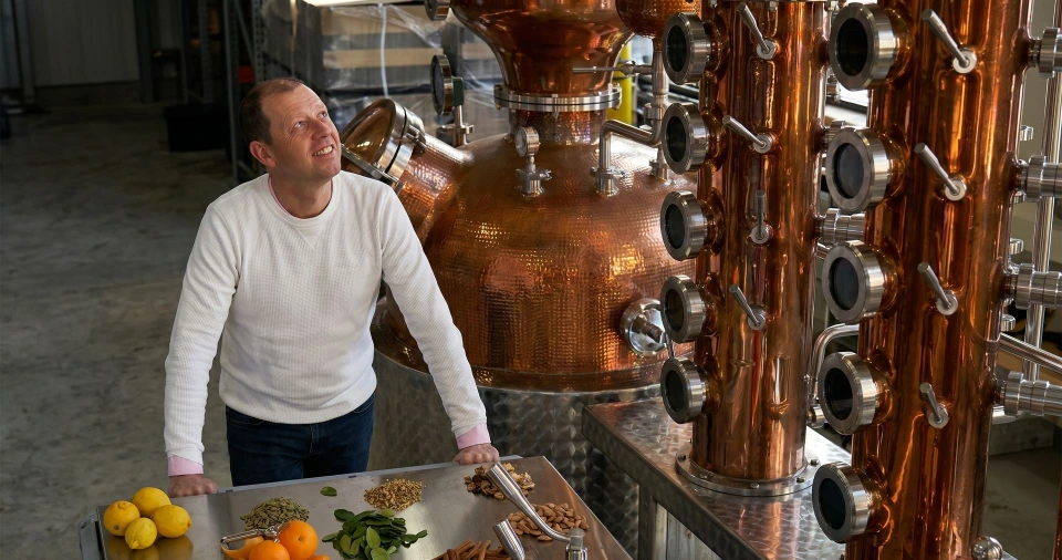 Maceratie en distillatie van QR Gin bij Brouwhoeve Distilleerderij