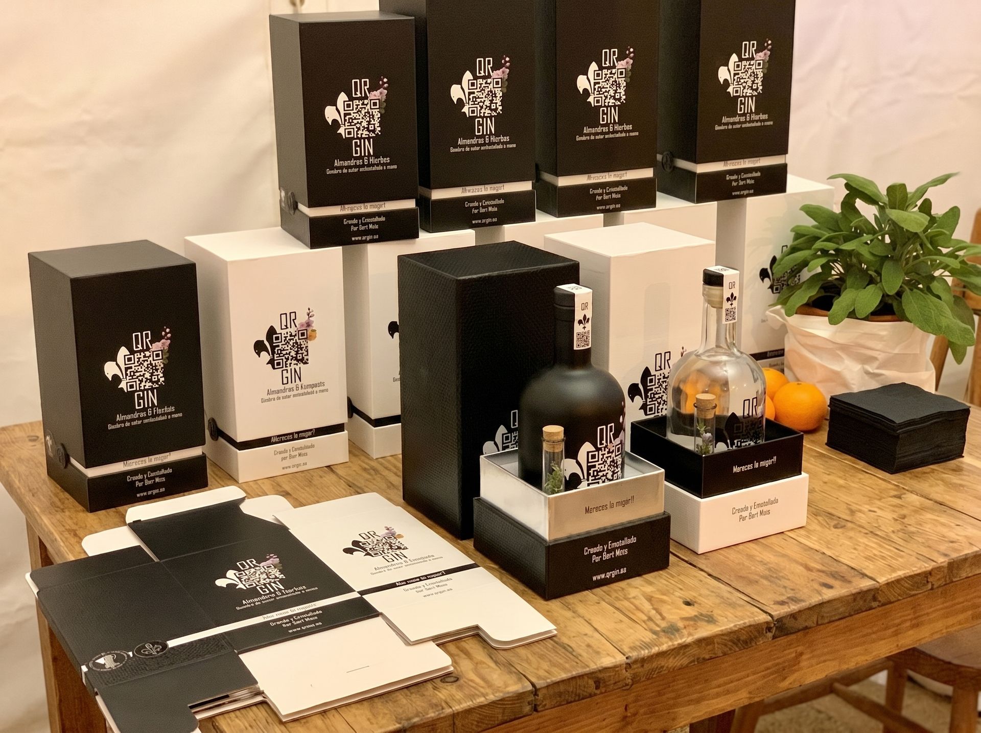 QR Gin brengt restaurantbeleving, brand design en ambachtelijke distillatie samen in twee eigen gins.