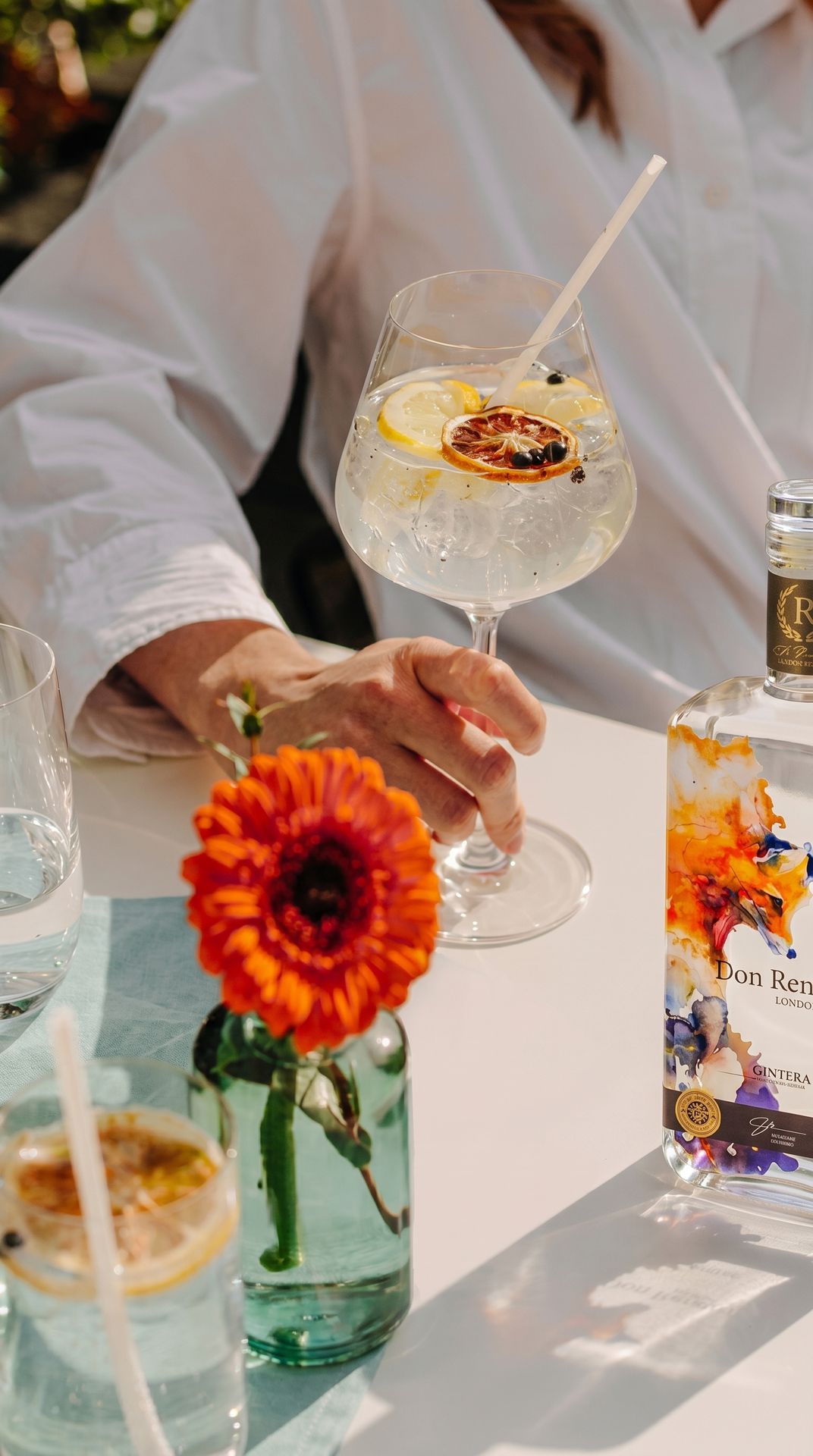 Servicio de marca blanca para ginebra personalizada con Newspirits.