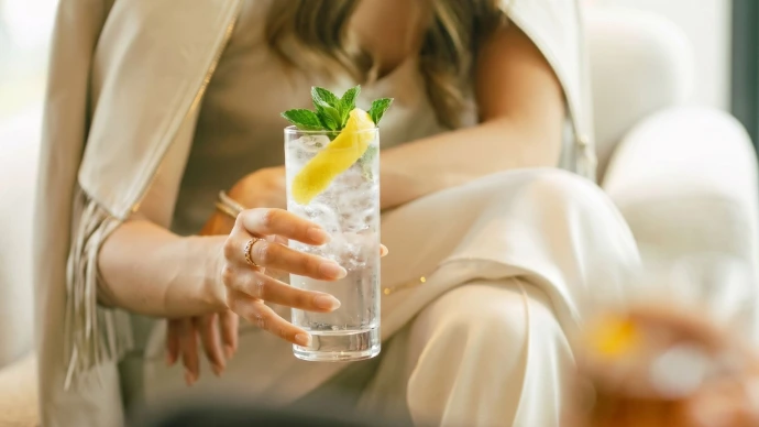 Wildlife Lemon Tonic garnering: citroenschil en munt
